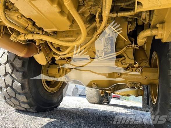 CAT 725 Цистерни за вода
