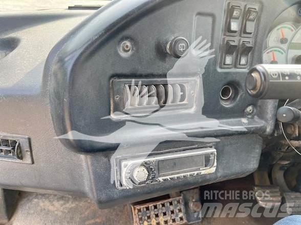 CAT 725 Дъмпери/моторни превозни средства