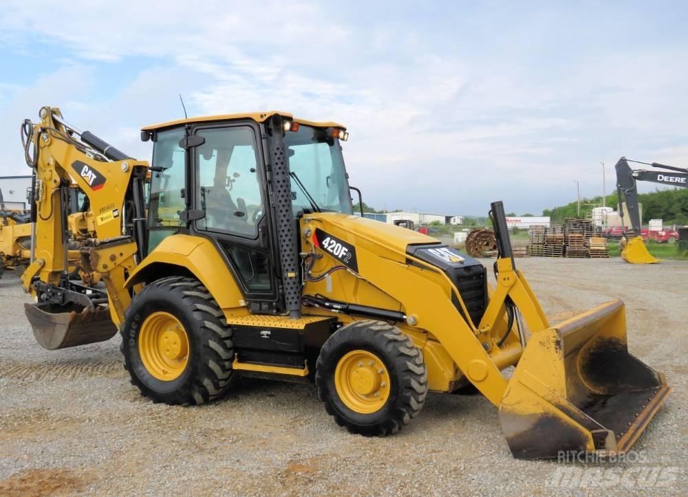 CAT 420F2 Товарач със заден ексватор