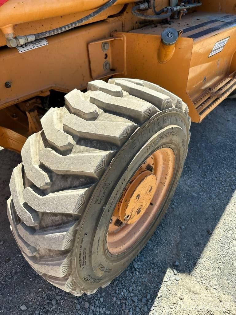 CASE 570 M XT Колесни товарачи