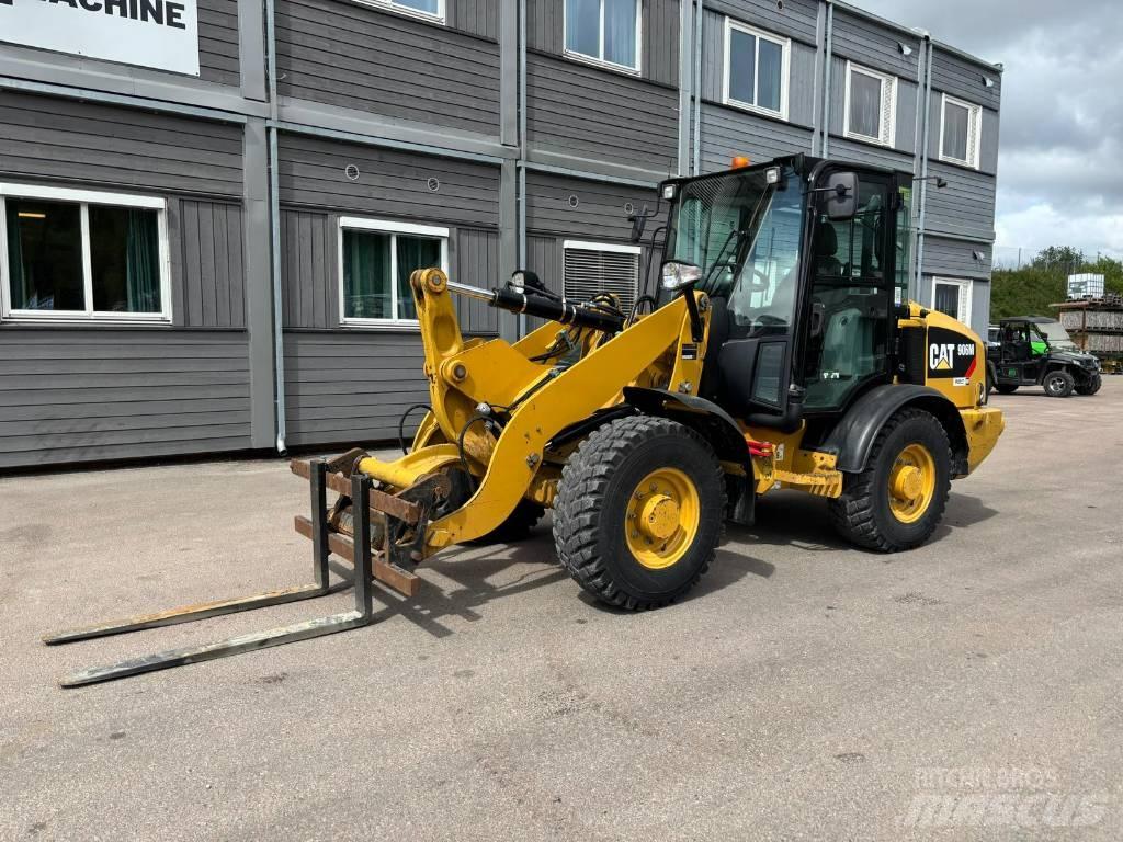  ** SOLD ** CAT 906M Колесни товарачи