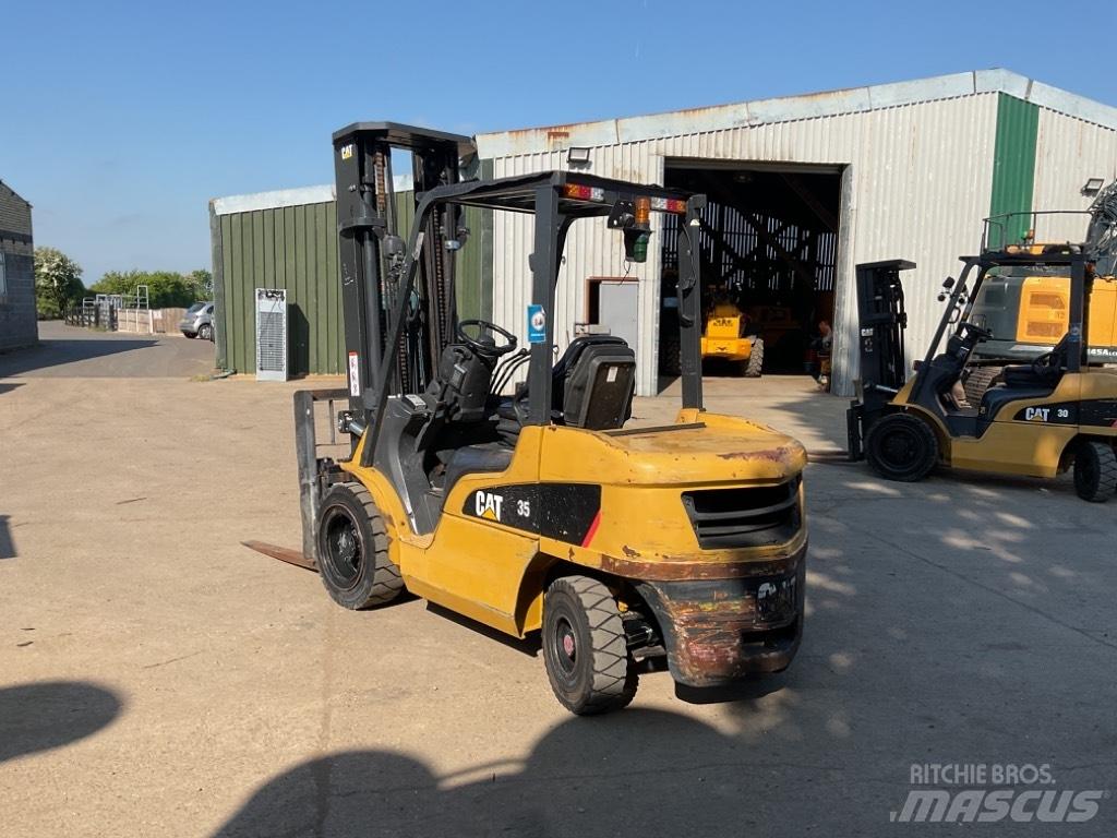 CAT DP35NT Дизелови камиони