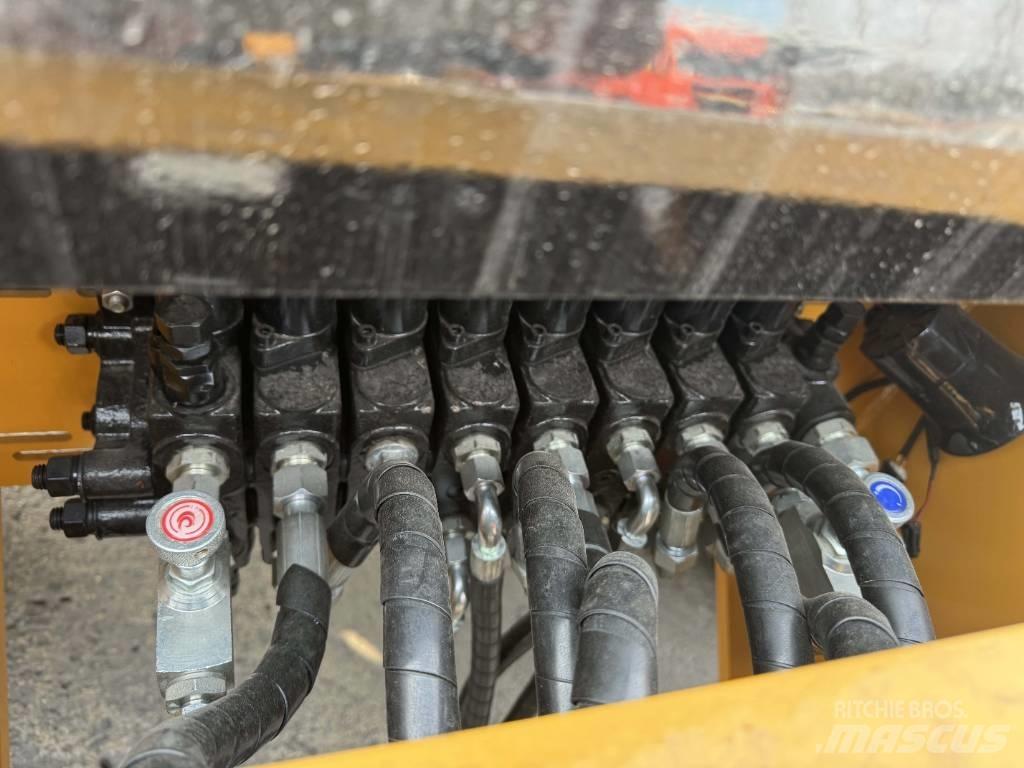 CAT 420 F Товарач със заден ексватор