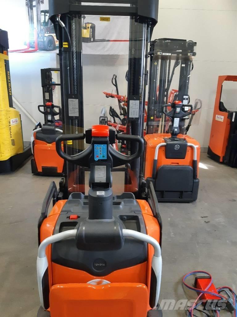 Toyota SPE160L Колички високоповдигачи с теглич