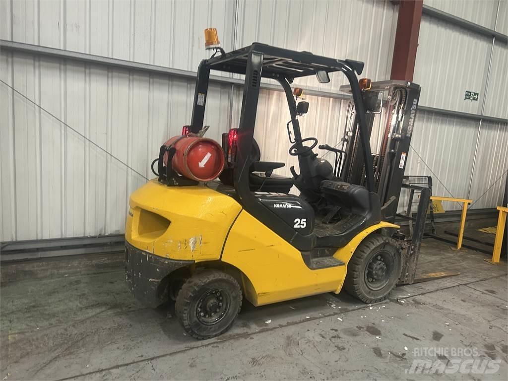 Komatsu FG25HT-17 Камиони с АГУ