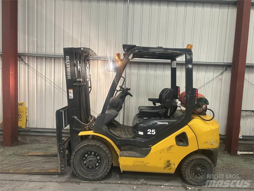Komatsu FG25HT-17 Камиони с АГУ