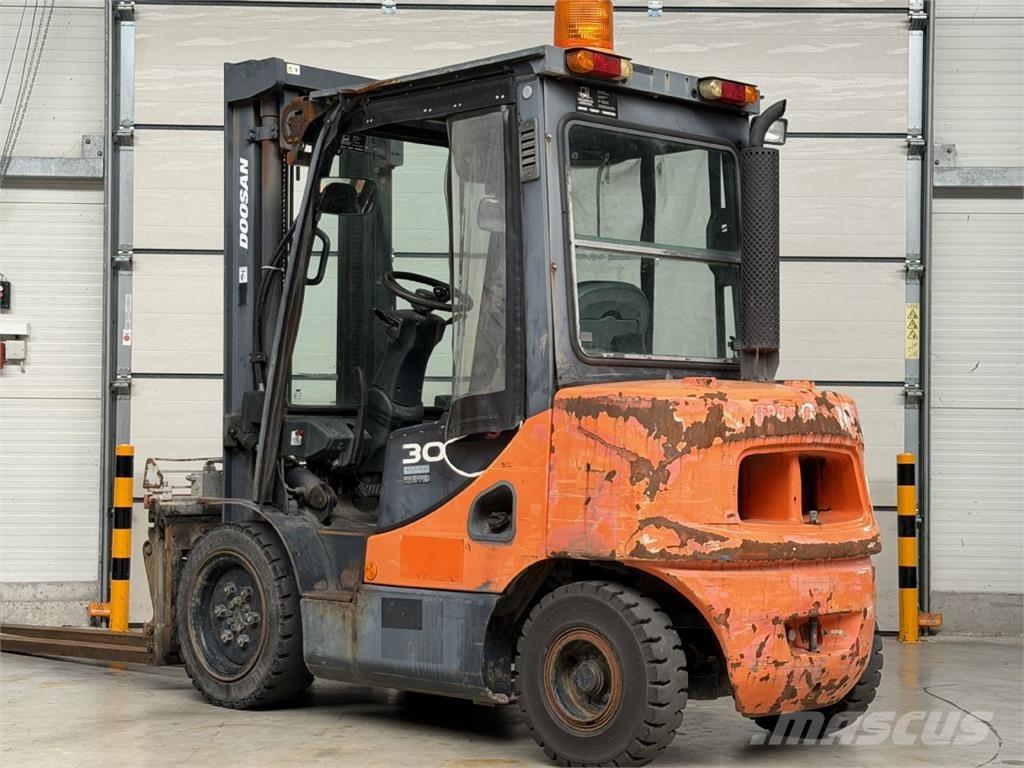 Doosan D30S-5 Дизелови камиони