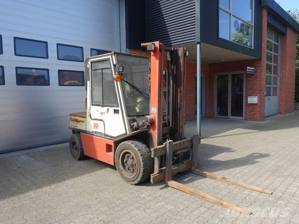 Nissan EGH02 A 30 U Дизелови камиони