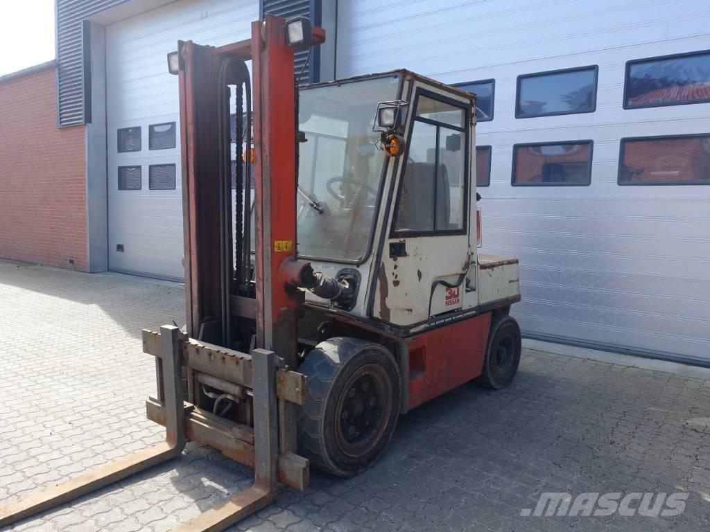 Nissan EGH02 A 30 U Дизелови камиони