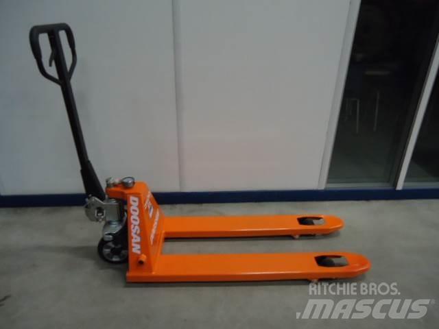 Doosan Pallettruck Ръчно водими