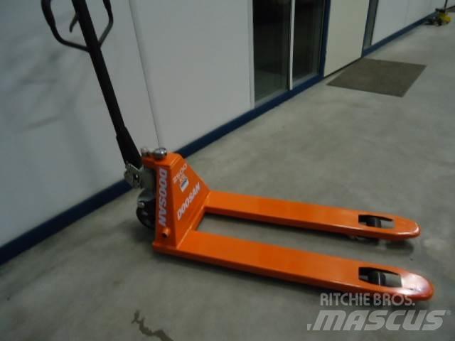 Doosan Pallettruck Ръчно водими