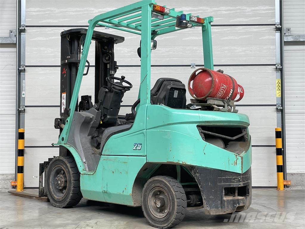 Mitsubishi FG25T Камиони с АГУ