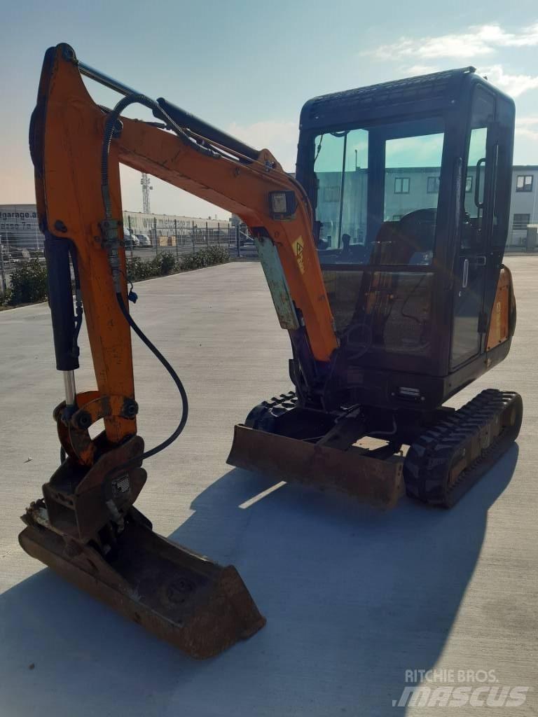 Hanix N 15B Мини екскаватори < 7 т