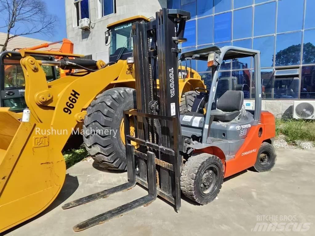 Toyota 8 FD 30 Дизелови камиони