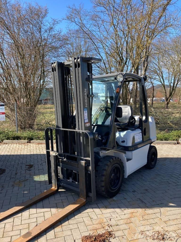 Nissan YG1D2A32Q Дизелови камиони