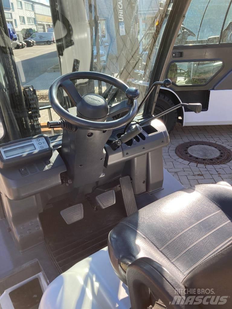 Nissan YG1D2A32Q Дизелови камиони