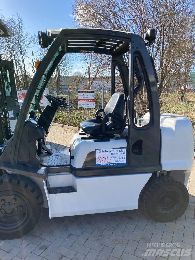 Nissan YG1D2A32Q Дизелови камиони