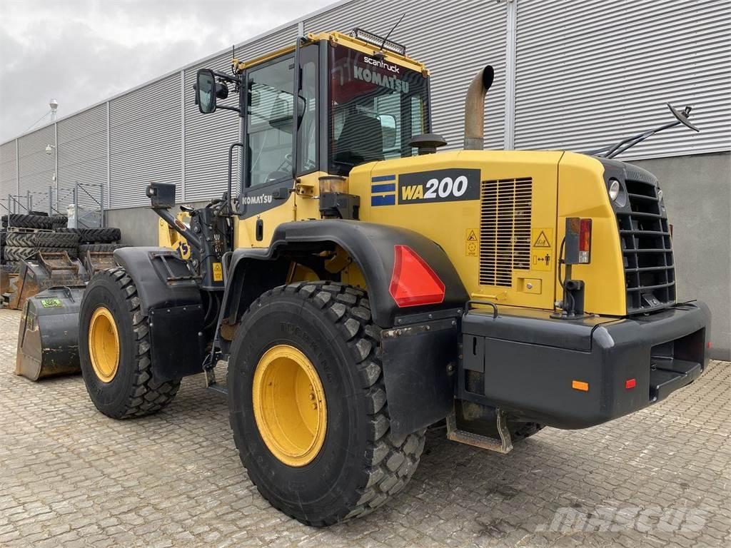 Komatsu WA200-7 Колесни товарачи