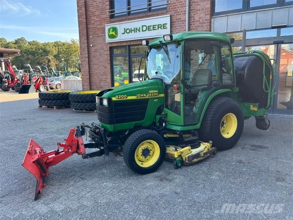 John Deere 4200 Компактни трактори