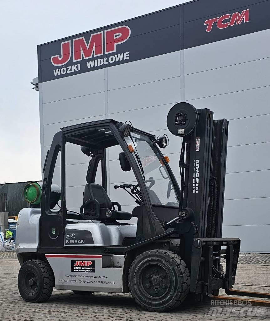 Nissan UG1D2A32LQ Камиони с АГУ