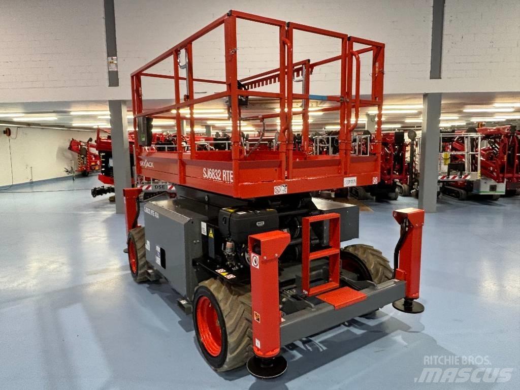 SkyJack SJ 6832 RTE Ножични работни платформи