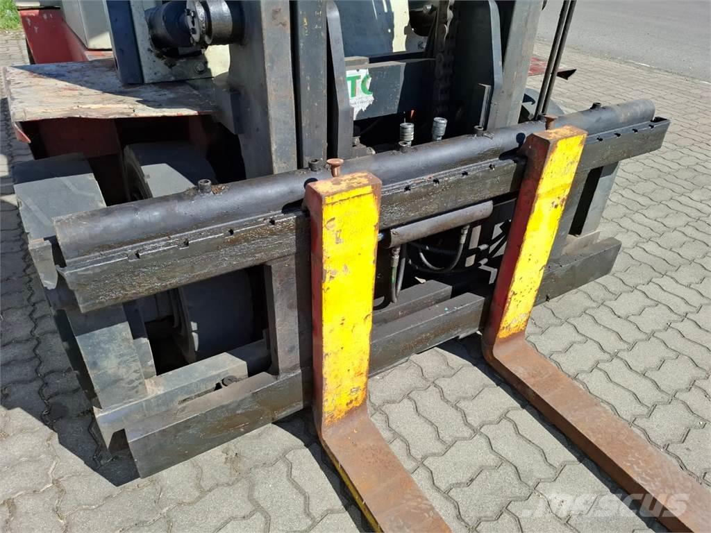 Nissan DF05A60U Дизелови камиони