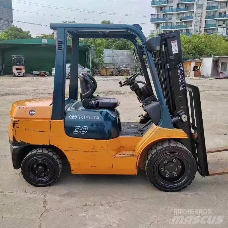 Toyota FD 30 Дизелови камиони