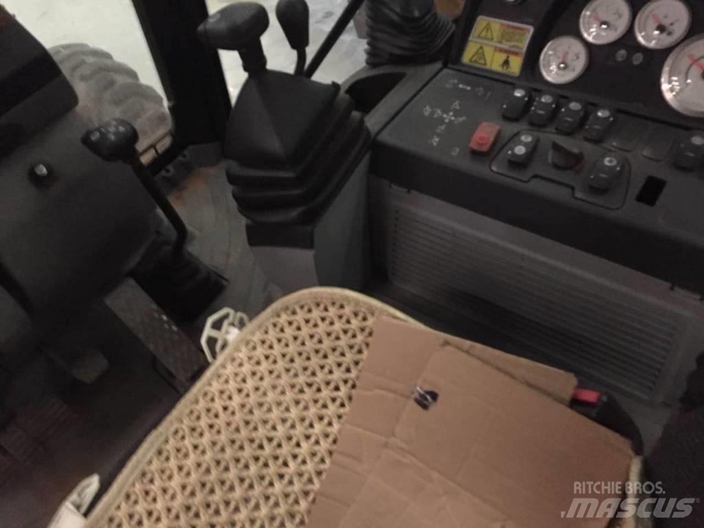 CAT 450 E Товарач със заден ексватор