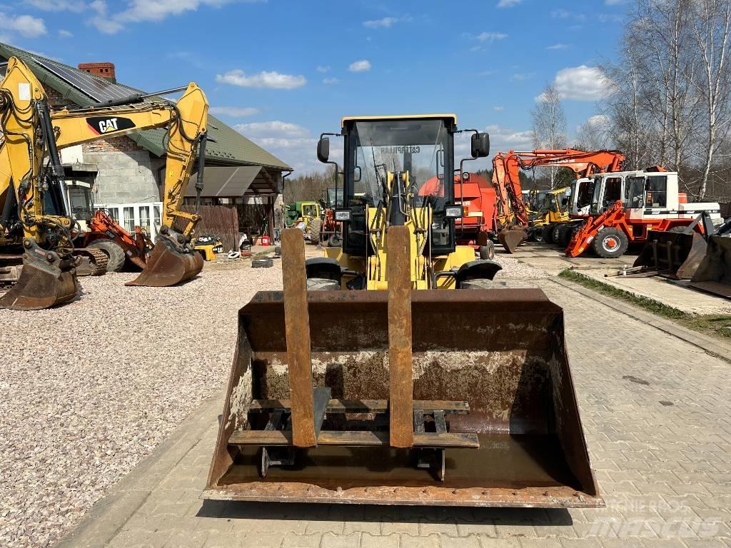 CAT 908 Колесни товарачи