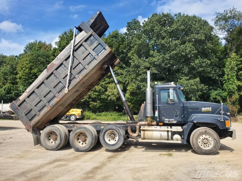 Mack CL713 Самосвал