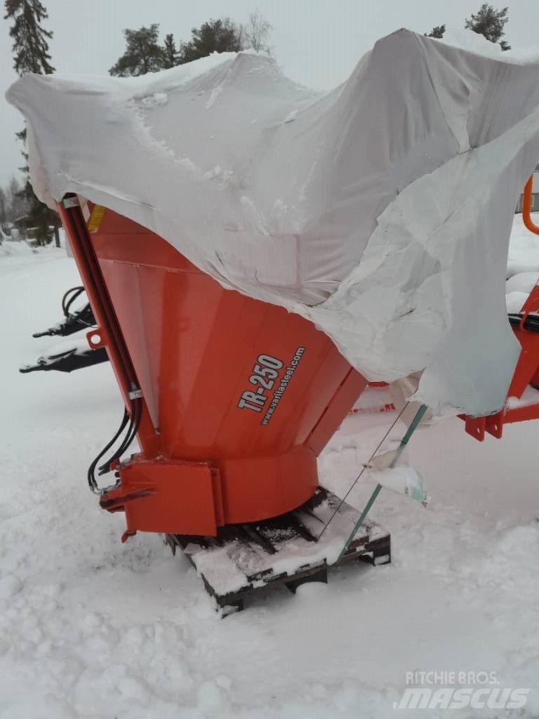 TR 250  HB Снегохвъргачки
