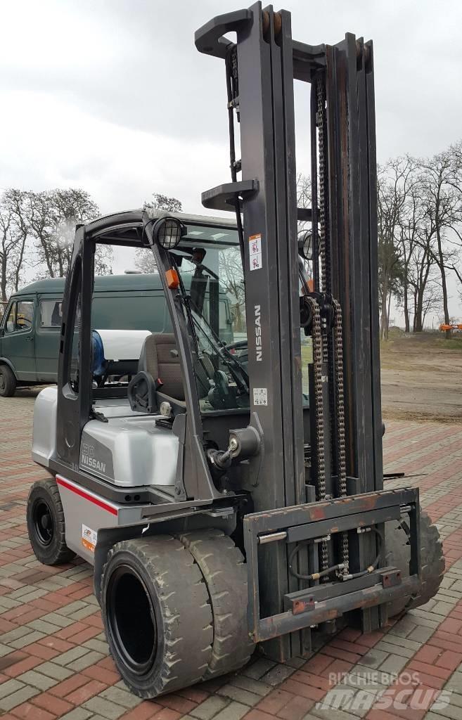 Nissan UG1D2A30LQ Камиони с АГУ