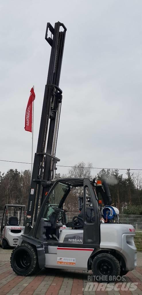 Nissan UG1D2A30LQ Камиони с АГУ
