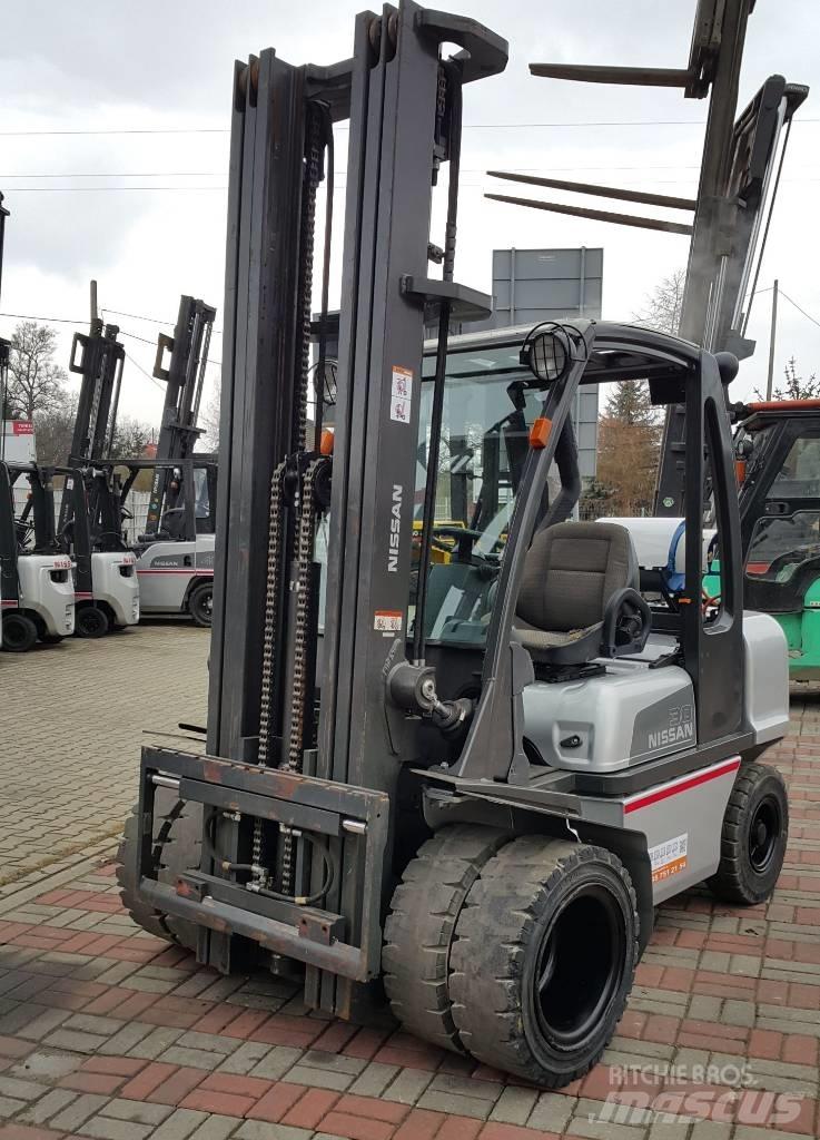 Nissan UG1D2A30LQ Камиони с АГУ