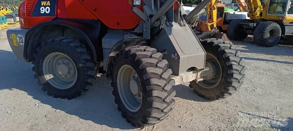 Komatsu WA 90 Колесни товарачи