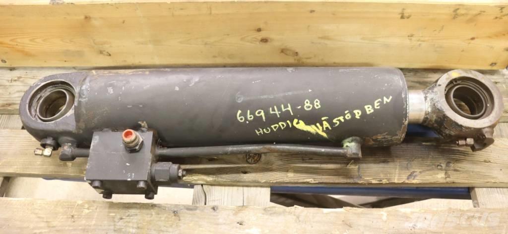 Huddig 960 Товарач със заден ексватор