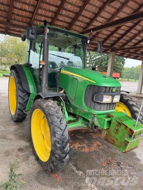 John Deere 5820 Трактори