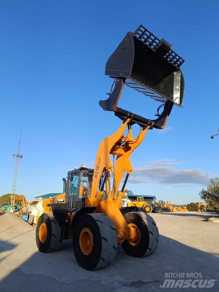CASE 821C XR Колесни товарачи