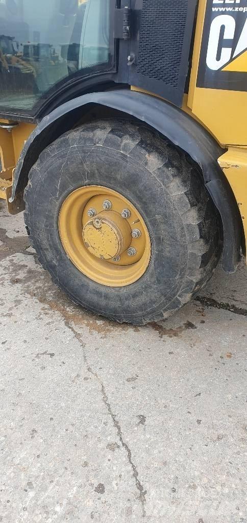 CAT 906M Колесни товарачи