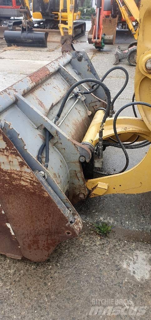 CAT 906M Колесни товарачи