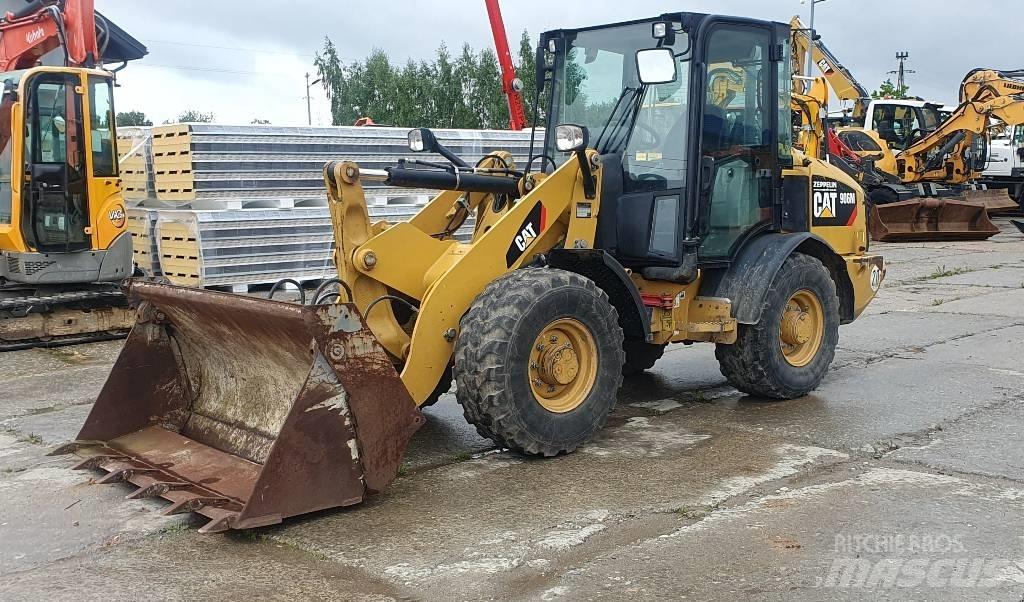 CAT 906M Колесни товарачи