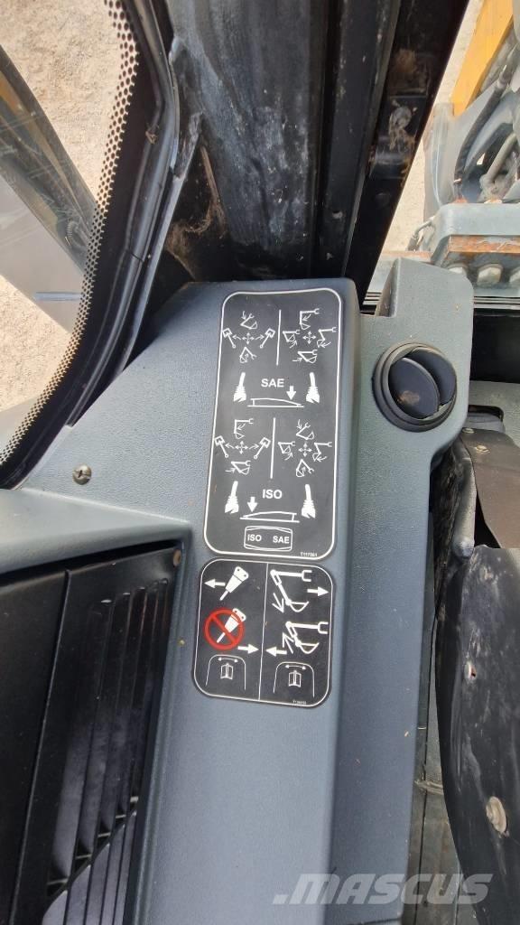 Terex TLB 890 Товарач със заден ексватор
