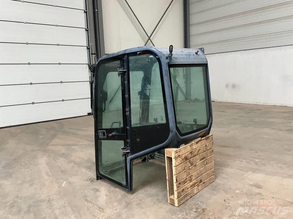 Kubota U 27-4 Кабина