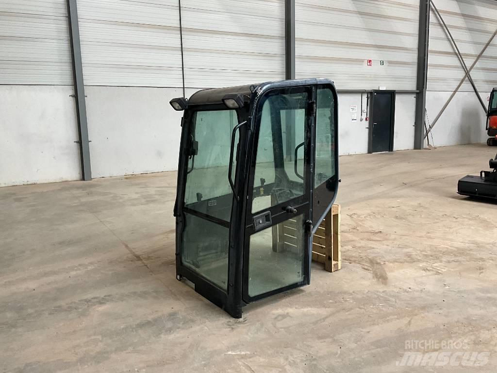 Kubota U 27-4 Кабина