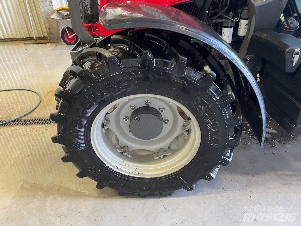 Massey Ferguson 5713 Трактори