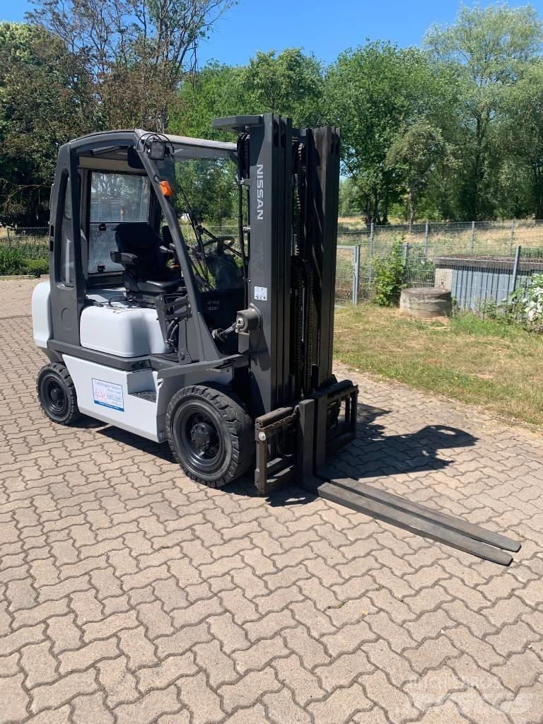 Nissan Y1D2A25Q Дизелови камиони