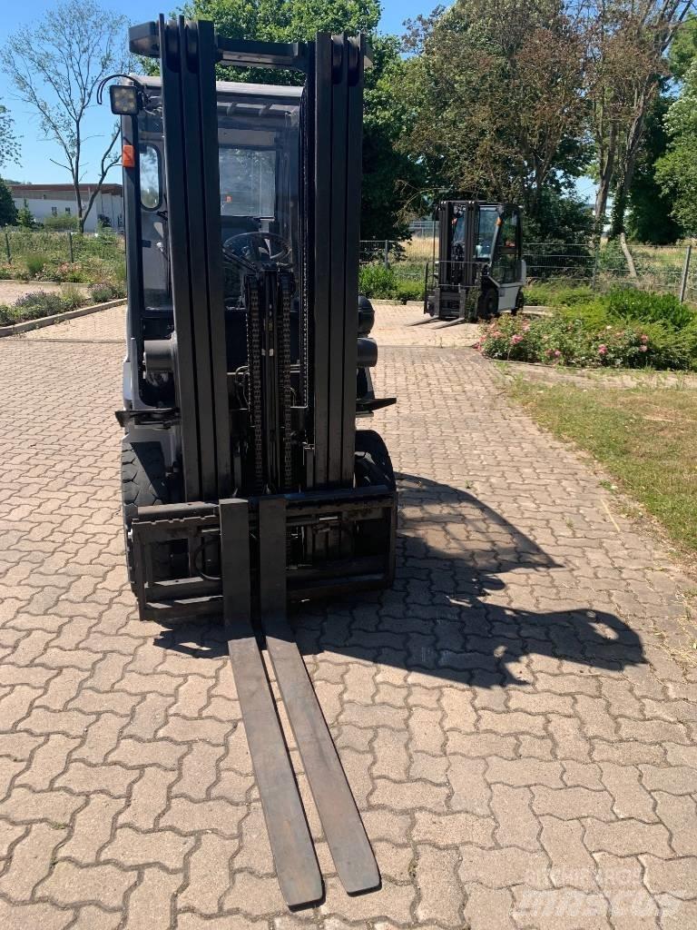 Nissan Y1D2A25Q Дизелови камиони