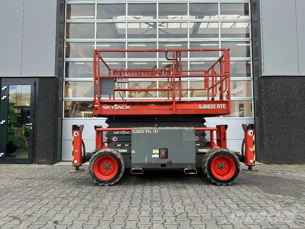 SkyJack SJ6832 RTE Ножични работни платформи