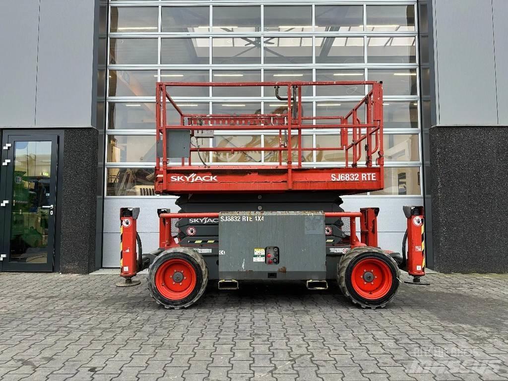SkyJack SJ6832 RTE Ножични работни платформи