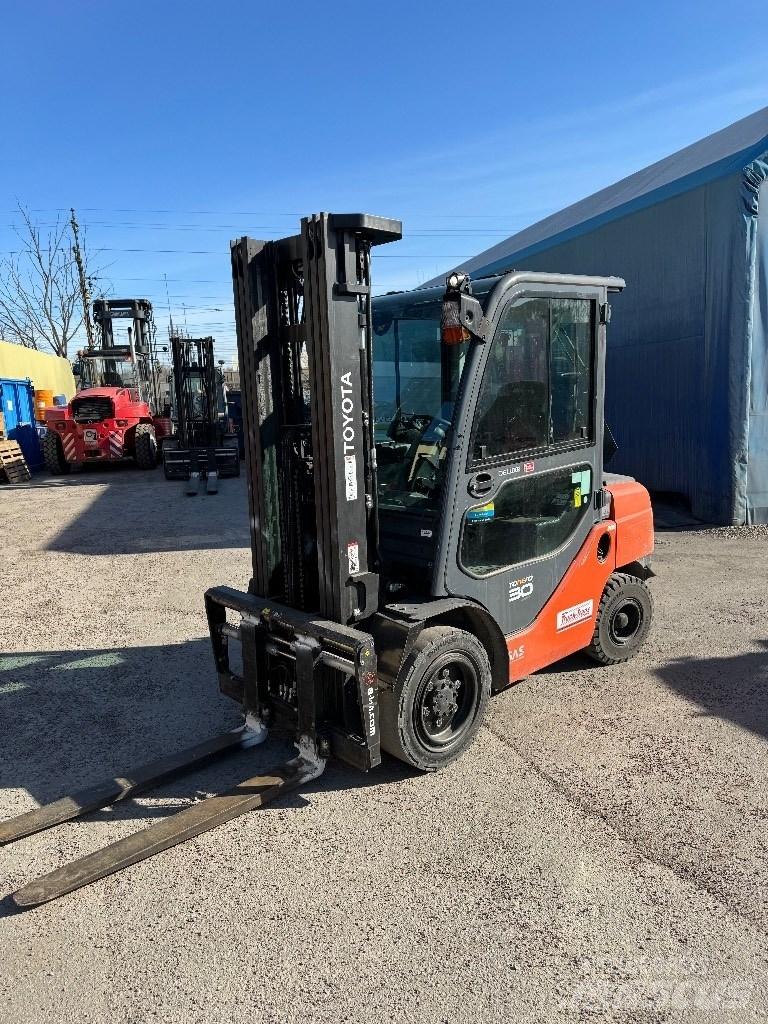 Toyota 02-8FDF30 Дизелови камиони